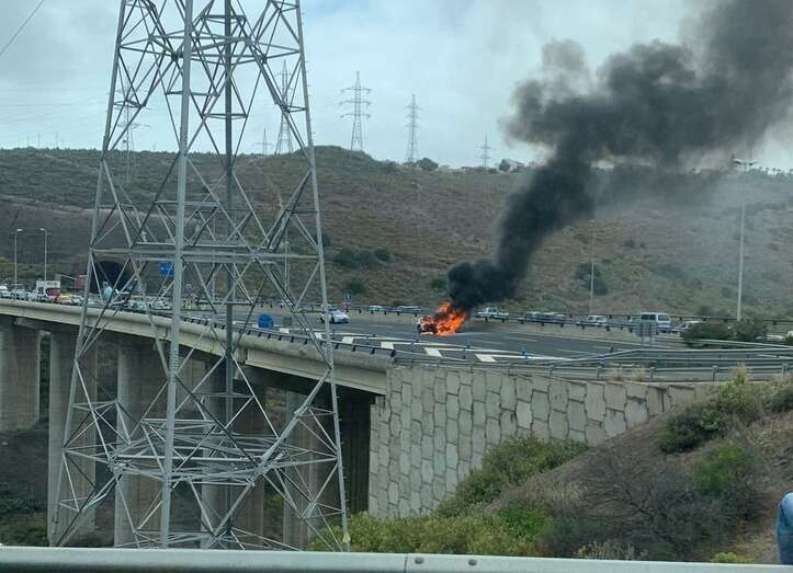 Imagen del vehículo incendiado/TA.